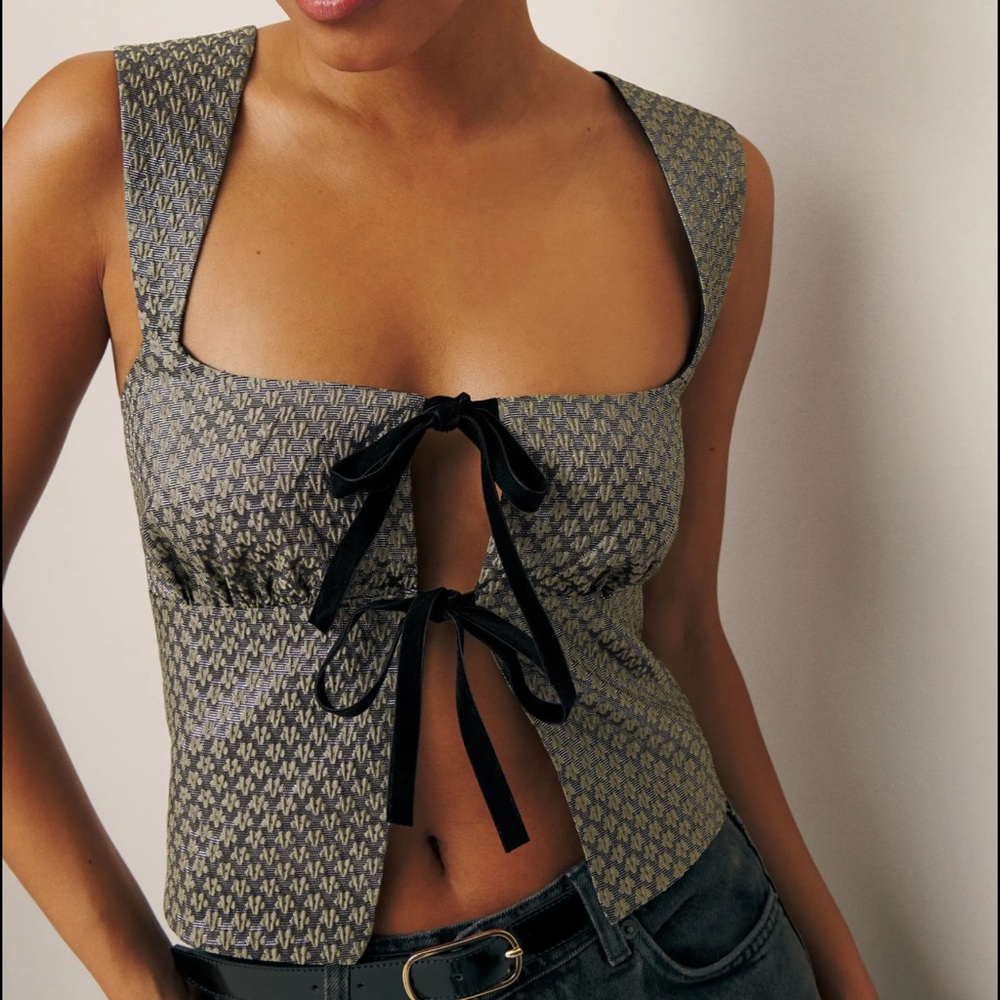 NEW Reformation Azalea Top in Silver Daisy - size 8